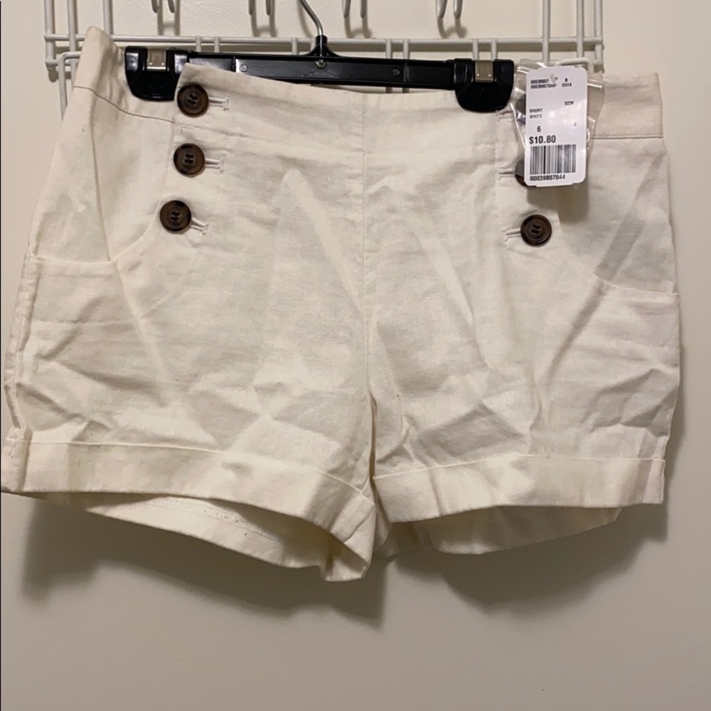 BRAND NEW FOREVER 21 WHITE SHORTS WITH POCKETS